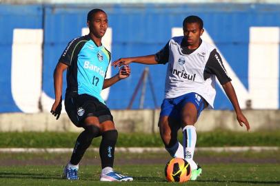 Wendell (de azul) treina contra o time sub-20 d0 Grêmio, observado por Renato