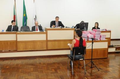  

Juiz, promotor, assistentes de acusação, advogados de defesa e público esperaram por exatos 37 minutos até que uma mulher, prevista para depor no processo criminal da boate Kiss, chegasse ao Salão do Júri na manhã desta quarta-feira. Alguns segundos depois, ela disse a todos que não estava na boate naquela noite. Com isso, foi dispensada pelo juiz Ulysses Fonseca Louzada, já que apenas sobreviventes da tragédia estão sendo ouvidos nesta fase. O depoimento estava marcado para às 10h30min. A mulher, sócia da Hidramix, empresa que prestou serviços para a Kiss e que tem como sócio um bombeiro, foi indicada por Jader Marques, o advogado de Elissandro Spohr, o Kiko, um dos sócios da Kiss e réu no processo. Ela chegou às 10h37min ao Salão do Júri. Em menos de 30 segundos, respondeu à pergunta do juiz dizendo que não estava na casa noturna na madrugada do incêndio, 27 de janeiro, e foi dispensada.