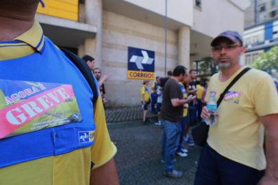  

PORTO ALEGRE,RS,BRASIL , 12-09-2013 - Mesmo com a greve por tempo indeterminado deflagrada na noite de quarta-feira, dia 11, pelos trabalhadores da Empresa Brasileira de Correios e Telégrafos (ECT) no Rio Grande do Sul, a empresa promete que os serviços não serão prejudicados. ( Foto : Diego Vara / Agencia RBS / GERAL )