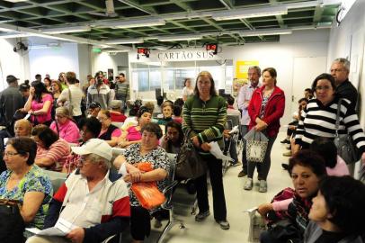  CAXIAS DO SUL, RS, BRASIL  (12/09/2013) Internações Pelo SUS. Grande número de pessoas na fila do agendamento no Departamento de Avaliação, Controle, Regulação e Auditoria do SUS. (Dacra). (Roni Rigon/Pioneiro)