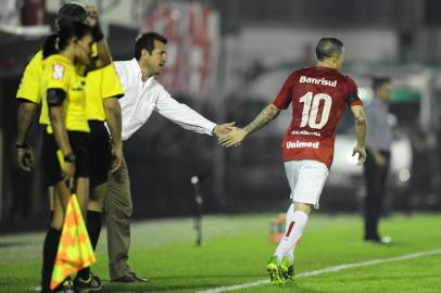  

Técnico Dunga comprimenta D'Alessandro pelo gol
NOVO HAMBURGO, RS, BRASIL, 12-09-2013, Brasileirão 2013, 20ª rodada - Inter x Vitória no estádio do Vale.(Foto:MAURO VIEIRA/Agência RBS / ESPORTE)