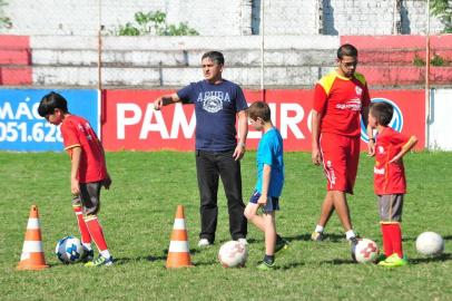  Robson Centurião (azul), 55 anos, ex-atleta do Inter-SM dos anos 80, é quem está à frente das categorias de base do alvirrubro. Atualmente, o projeto engatinha com alunos na escolinha do clube.