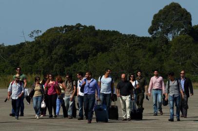  

chegada dos médicos do exterior na base aerea de florianópolis através do programa mais médicos