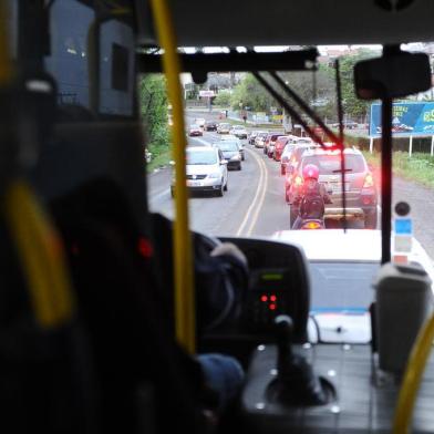  

Parada da Rua Barão do Triunfo, na Praça dos Bombeiros, tem grande rotatividade de passageiros. Em oito minutos, cinco ônibus deixaram o local em direção ao Campus, das 6h47min às 6h55min. Diário acompanhou a linha Bombeiros - UFSM 
(Faixa Velha) até o final da linha, na frente da Casa do Estudante.