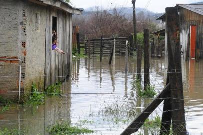  

A chuva que cai em Lages já deixou mais de 100 pessoas desabrigadas. Há risco de desmoromamento e previsão é que o rio Caraha continue subindo