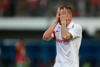  

Jogador D'Alessandro
PORTO ALEGRE, RS, BRASIL, 22-09-2013, Brasileirão 2013 - 23ª rodada, Inter x Portuguesa no estádio do Vale, em Novo Hamburgo.(Foto:DIEGO VARA/Agência RBS / ESPORTE)