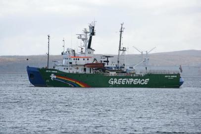  

A handout photo provided by Greenpeace International shows the Greenpeace ship, Arctic Sunrise, being towed on September 24, 2013 into the Russian port of Murmansk by a Russian Coast Guard vessel. The ship is currently being held outside the port city of Murmansk. Russia on September 24 opened a criminal probe into suspected piracy against foreign and local activists from environmental lobby group Greenpeace who staged an open sea protest over the Arctic oil work of the energy giant Gazprom. Four Russians and 26 foreign nationals, who are currently being interrogated on board a Greenpeace vessel seized by the Russian authorities, could face up to 15 years in jail if the case comes to trial. 
                          AFP PHOTO / Greenpeace International / IGOR PODGORNY
IMAGE AVAILABLE FOR DOWNLOAD BY EXTERNAL MEDIA FOR 14 DAYS AFTER RELEASE. RESTRICTED TO EDITORIAL USE - MANDATORY CREDIT "AFP PHOTO / Greenpeace International / IGOR PODGORNY" - NO MARKETING NO ADVERTISING CAMPAIGNS - DISTRIBUTED AS A SERVICE TO CLIENTS / NO ARCHIVE

Editoria: POL
Local: Murmansk
Indexador: IGOR PODGORNY
Secao: Lobbying
Fonte: Greenpeace International
Fotógrafo: HO