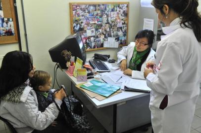  

A médica argentina Marcela Chwe Steiger, primeira profissional estrangeira do Mais Médicos a receber o registro provisório no país, começou a atender nesta manhã em Porto Alegre. Seu primeiro paciente na Unidade de Saúde da Família Morro dos Sargentos, no bairro Serraria, foi Kened Delarmino Defendi, um ano e três meses.
A mãe de Kened, Tamara Delarmino, 21 anos