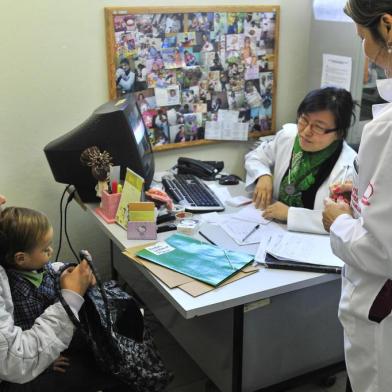  

A médica argentina Marcela Chwe Steiger, primeira profissional estrangeira do Mais Médicos a receber o registro provisório no país, começou a atender nesta manhã em Porto Alegre. Seu primeiro paciente na Unidade de Saúde da Família Morro dos Sargentos, no bairro Serraria, foi Kened Delarmino Defendi, um ano e três meses.
A mãe de Kened, Tamara Delarmino, 21 anos