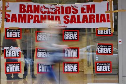  

PORTO ALEGRE, RS, BRASIL- Greve dos bancários deixa dezenas de agências bancárias fechadas só com o auto atendimento- Nas fachadas dos bancos no centro de Porto Alegre cartazes indicando greve