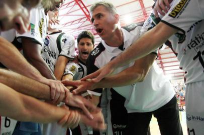 CBV, Divulgação
Paulão orienta o time antes da partida final que garantiu o campeonato da Superliga B e vaga na série principal.