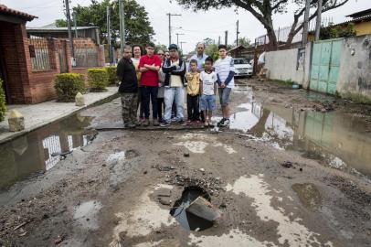  

PORTO ALEGRE, RS, BRASIL, 30-09-2013: Buraco e esgoto entupido no Beco G, rua do Coqueiro, no bairro Restinga. Moradores do local reclamam da situacao. (Foto: Mateus Bruxel / Diario Gaucho)
Indexador: Mateus_Bruxel