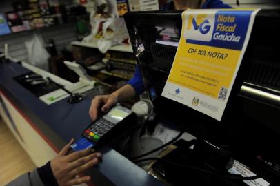  CAXIAS DO SUL, RS, BRASIL, 04/10/2013. Na Livraria Rossi, cada terminal tem cartaz da Nota Fiscal Gaúcha, para lembrar o cliente de colocar o CPF na nota. (Porthus Junior/Pioneiro)