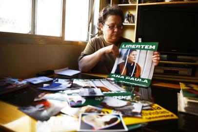  

Na foto, Rosangela Maciel, mãe de Ana Paula Maciel, ativista gaúcha do Greenpeace detida na Rússia.