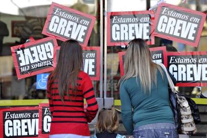  

PORTO ALEGRE, RS, BRASIL- Greve dos bancários deixa dezenas de agências bancárias fechadas só com o auto atendimento- Nas fachadas dos bancos no centro de Porto Alegre cartazes indicando greve