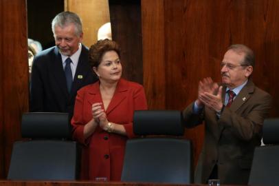  

PORTO ALEGRE, RS, BRASIL, 12-10-2013: A presidente Dilma Rousseff, que está no Rio Grande do Sul desde sexta-feira, participa de solenidade na Assembleia Legislativa do RS em que deve anunciar investimentos na obra do metrô de Porto Alegre. (Foto: Bruno Alencastro/Agência RBS, POLÍTICA)