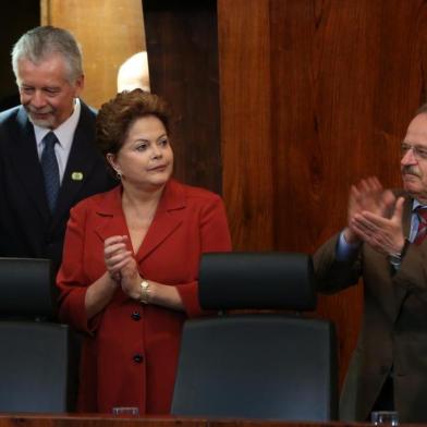  

PORTO ALEGRE, RS, BRASIL, 12-10-2013: A presidente Dilma Rousseff, que está no Rio Grande do Sul desde sexta-feira, participa de solenidade na Assembleia Legislativa do RS em que deve anunciar investimentos na obra do metrô de Porto Alegre. (Foto: Bruno Alencastro/Agência RBS, POLÍTICA)