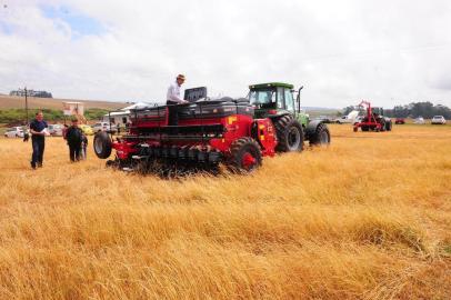  A abertura oficial do plantio da soja no Estado, que ocorreu durante a 51ª Expojuc, em Júlio de Castilhos, foi marcada pelo otimismo. Embalado pela boa colheita da safra anterior, que totalizou 12,7 milhões de toneladas, injetando na economia gaúcha cerca de R$ 38 bilhões, segundo estudo da Federação da Agricultura do Rio Grande do Sul (Farsul), a semeadura deste ano é especial. A solenidade, que reuniu autoridades e lideranças do agronegócio, foi rápida e simbolizou o início da produção do principal produto agrícola gaúcho.