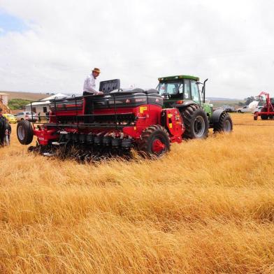  A abertura oficial do plantio da soja no Estado, que ocorreu durante a 51ª Expojuc, em Júlio de Castilhos, foi marcada pelo otimismo. Embalado pela boa colheita da safra anterior, que totalizou 12,7 milhões de toneladas, injetando na economia gaúcha cerca de R$ 38 bilhões, segundo estudo da Federação da Agricultura do Rio Grande do Sul (Farsul), a semeadura deste ano é especial. A solenidade, que reuniu autoridades e lideranças do agronegócio, foi rápida e simbolizou o início da produção do principal produto agrícola gaúcho.