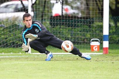 RS - FUTEBOL/TREINO GREMIO  - ESPORTES - Jogadores do Grêmio realizam treino durante a manha desta quinta-feira, no gramado do Club Los Lagartos, em Bogota, na preparacao para a partida contra o Santa Fe, valida pela Taca Libertadores da America 2013. No lance, Marcelo Grohe. FOTO: LUCAS UEBEL/GREMIO FBPA