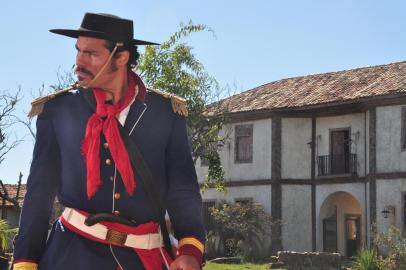  A atriz gaúcha Fernanda Carvalho Leite contracenou com Thiago Lacerda nas gravações de cenas do filme O Tempo e o Vento na cidade cenográfica de Santa Fé em Bagé.