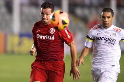  

SANTOS, SP, BRASIL, 16-10-2013: Foto da partida entre Internacional e Santos, na Vila Belmiro, válida pela 29ª rodada do Brasilerão. (Foto: Alexandre Lops/S. C. Internacional, Divulgação, ESPORTES)