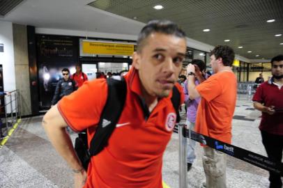  

PORTO ALEGRE, RS, BRASIL - 17-10-2013 - Chegada da equipa do Internacional no Aeroporto Salgado Filho, após o jogo contra o Santos e início da preparação para o Gre-Nal 398. Jogador D'Alessandro (FOTO: RONALDO BERNARDI/AGÊNCIA RBS, ESPORTES)