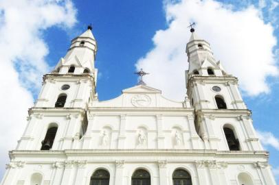 São Leopoldo - PublicitárioVista da Igreja Nossa Senhora das Dores em contraste com os tons azuis do céu.