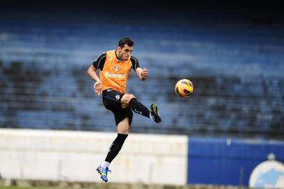 TREINO DO GRÊMIO

PORTO ALEGRE, RS, BRASIL, 30-09-2013, 15h59'04": O zagueiro gremista Rhodolfo treina no Estádio Olímpico na tarde de reapresentação nesta segunda-feira para a partida contra o Atlético-PR. O jogador, que ficou de fora da partida contra o São Paulo, por não ser liberado pela diretoria do time paulista, retorna ao time titular. (Foto: Mauro Vieira/Agência RBS, ESPORTES) 

Editoria: ZH
Local: PORTO ALEGRE
Indexador: Mauro Vieira
Secao: ESPORTES
Fonte: Agencia RBS
Fotógrafo: STAFF