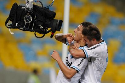 Alex Telles comemora gol contra o Botafogo, no Maracanã