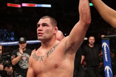 Velasquez vence Cigano no UFC 166