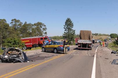 Acidente com morte na faixa para Rosário do Sul, envolvendo um caminhão de uruguaiana e um celta de santana do livramento. 