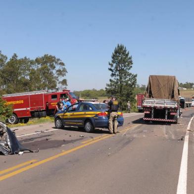 Acidente com morte na faixa para Rosário do Sul, envolvendo um caminhão de uruguaiana e um celta de santana do livramento. 