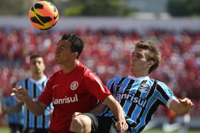  

CAXIAS DO SUL, RS, BRASIL - 20-10-2013 - Jogo Gre-Nal de 398 no Estádio Centenário, disputa de bola Leandro Damião  (FOTO: DIEGO VARA/AGÊNCIA RBS, ESPORTES)
Indexador: Diego Vara