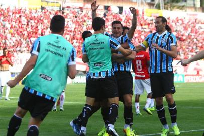 Eduardo Vargas comemora o gol do Grêmio no clássico Gre-Nal no Centenário, em Caxias do Sul