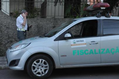 Gerência Municipal de Trânsito (GMT) está sucateada. Dois veículos, que ficam parados no Centro Desportivo Municipal, estão estragados com pneus murchos e um deles está com o motor defeituoso. Atualmente, a equipe trabalha com apenas dois automóveis, mas somente um está identificado como de ¿fiscalização¿ da GMT. Placa em frente a GMT, que deveria identificar o local onde está situado o setor, está depredada.
 
Na noite de terça-feira, uma equipe foi chamada para atender um acidente entre as ruas Benjamin Constant e Pinheiro Machado. O carro utilizado pela fiscalização foi adaptado pelos próprios fiscais. Segundo eles, a sirene, que estava estragada, foi retirada de uma motocicleta antiga. As informações da ocorrência são passadas por celulares particulares, uma vez que os rádios estão estragados.