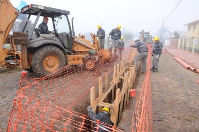  

Começaram as obras de implantação do esgoto sanitário de Camobi. Em cerimônia realizada em frente ao colégio Margarida Lopes, em Camobi, a Corsan autorizou o início da colocação de tubos, na Rua José Denardin esquina com a Gonçalves Ledo. Na ocasião, a empresa Sul Cava fez a abertura da via e já iniciou a colocação da tubulação. Autoridades políticas do estado estiveram presentes no ato.