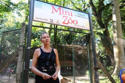  

Primeira dama , Regina Becker , esta fechando o Mini Zôo , do Parque Farroupilha .