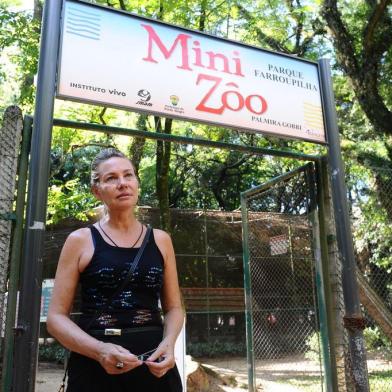  

Primeira dama , Regina Becker , esta fechando o Mini Zôo , do Parque Farroupilha .