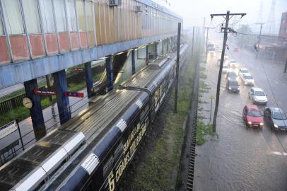 Passageiros formam filas em paradas de ônibus para evitar o trem na manhã desta quarta-feira