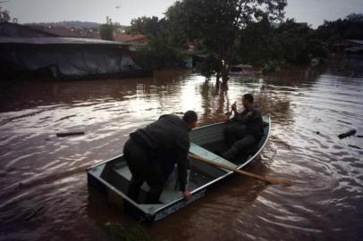 Alagamento e resgate no bairro Nova Sapucaia