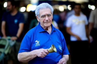  

PORTO ALEGRE, RS, BRASIL,03/11/2011, 16h: Perfil da semana José Júlio La Porta - Xerife da Feira do Livro. Ele tem uma banca fica na Praça da Alfândega, ao lado da agência da Caixa Econômica Federal.  (Foto: MARCELO OLIVEIRA / Diário Gaúcho)