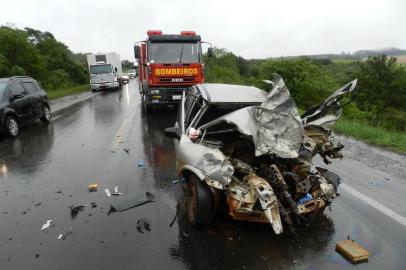 Acidente em Passo Fundo, na BR-285, matou uma jovem e deixou três pessoas feridas.