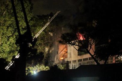  

O Corpo de Bombeiros trabalha na contenção de um incêndio na Sogipa, zona norte de Porto Alegre. Cinco viaturas foram deslocadas para atender a ocorrência.