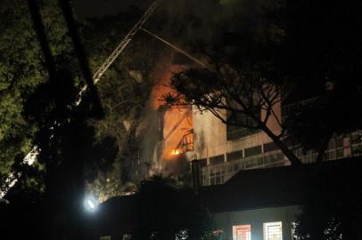  

O Corpo de Bombeiros trabalha na contenção de um incêndio na Sogipa, zona norte de Porto Alegre. Cinco viaturas foram deslocadas para atender a ocorrência.