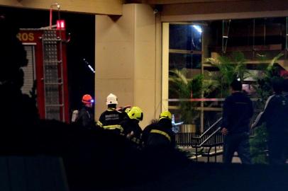  

O Corpo de Bombeiros trabalha na contenção de um incêndio na Sogipa, zona norte de Porto Alegre. Cinco viaturas foram deslocadas para atender a ocorrência.