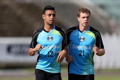 Zagueiro Werley e atacante Lucas Coelho em treinamento do Grêmio no Olímpico.