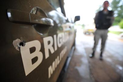  

Cidade de Lavras do Sul segue assustada com o assalto ao Banco do Brasil onde a Polícia matou três assaltantes.
Na foto - Viatura da Brigada Militar que levou tiro dos Ladrões