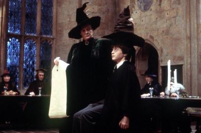 Maggie Smith, left, as Professor McGonagall, places the Sorting Hat on Daniel Radcliffe, who has the title role in the film, Harry Potter and the Sorcerers Stone.(NY32) UNDATED -- Nov. 15, 2001 -- HARRY-POTTER-FILM-REVIEW --  The world may not be ready yet for the film equivalent of books on tape, but this peculiar phenomenon has arrived in the form of the film adaptation of J.K. Rowlings Harry Potter and the Sorcerers Stone. Maggie Smith, left, as Professor McGonagall, places the Sorting Hat on Daniel Radcliffe, who has the title role in the film. (Peter Mountain/Warner Brothers/The New York Times)**ONLY FOR USE WITH STORY ENTITLED HARRY-POTTER-FILM-REVIEW by Elvis Mitchell. **MAGS OUT -- NO SALES**#PÁGINA: 1FOTO NÃO PUBLICADA Fonte: New York Times Fotógrafo: Peter Mountain/Warner Brothers