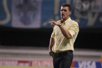 PA - COPA DO BRASIL/PAYSANDU X ATLÉTICO-PR  - ESPORTES - Vágner Mancini, técnico do Atlético-PR, em partida contra o   Paysandu, válida pela Copa do Brasil, no Estádio Olímpico do Pará,   em Belém (PA), nesta   quarta-feira.    17/07/2013 - Foto: ANTONIO CíCERO/ESTADÃO CONTEÚDO